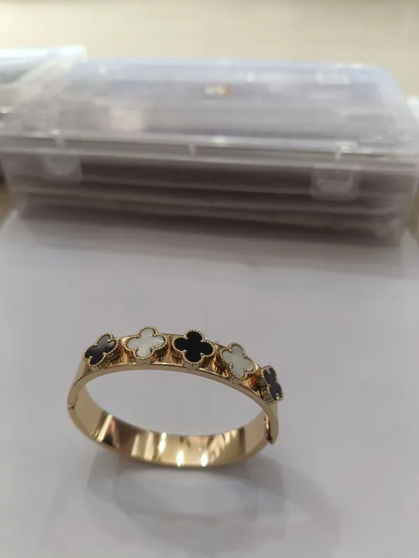 Gold_Tone_Clover_Motif_Bracelet_For_Women