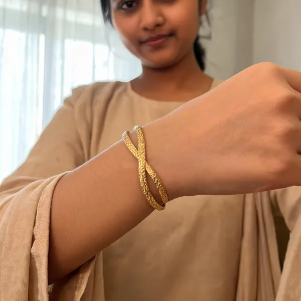 Gold_Tone_Intertwined_Bangle_For_Women