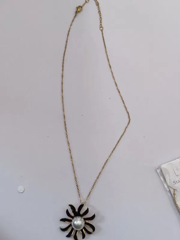 Gold_Tone_Floral_Pearl_Pendant_Necklace_For_Women