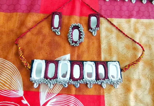 Handcrafted_White_&_Maroon_Ractangle_Mirror_Chokar_Necklace_Set_for_Women