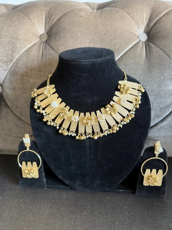 Gold_&_White_Brass_Necklace_Set_For_Women