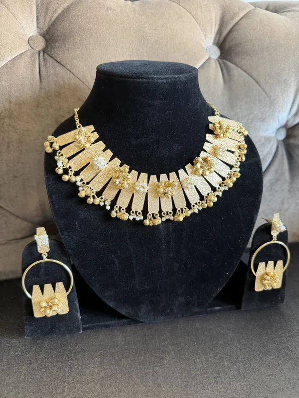 Gold_&_White_Brass_Necklace_Set_For_Women