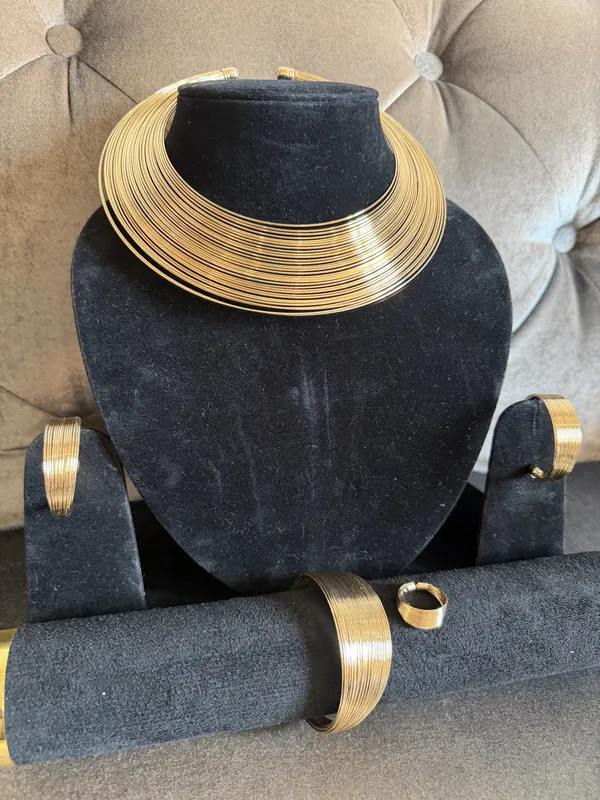 Gold_Glass_Necklace_Set_For_Women