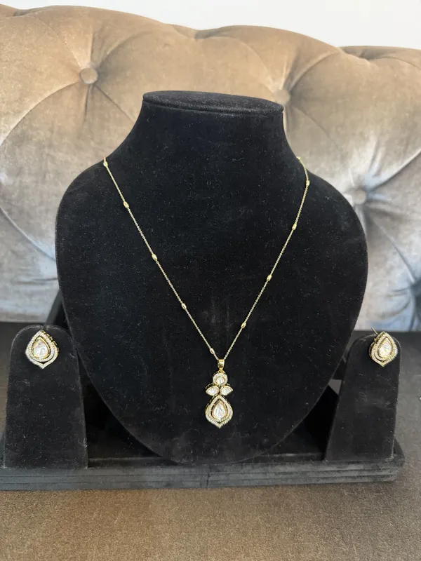 Gold_Brass_Necklace_Set_For_Women