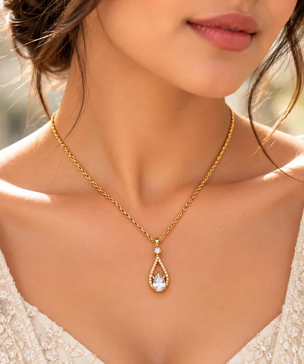 Elegant_Gold-Tone_Teardrop_Pendant_Necklace