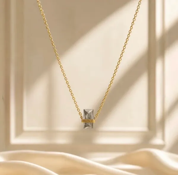 Gold_Crystal_Pendant_Necklace