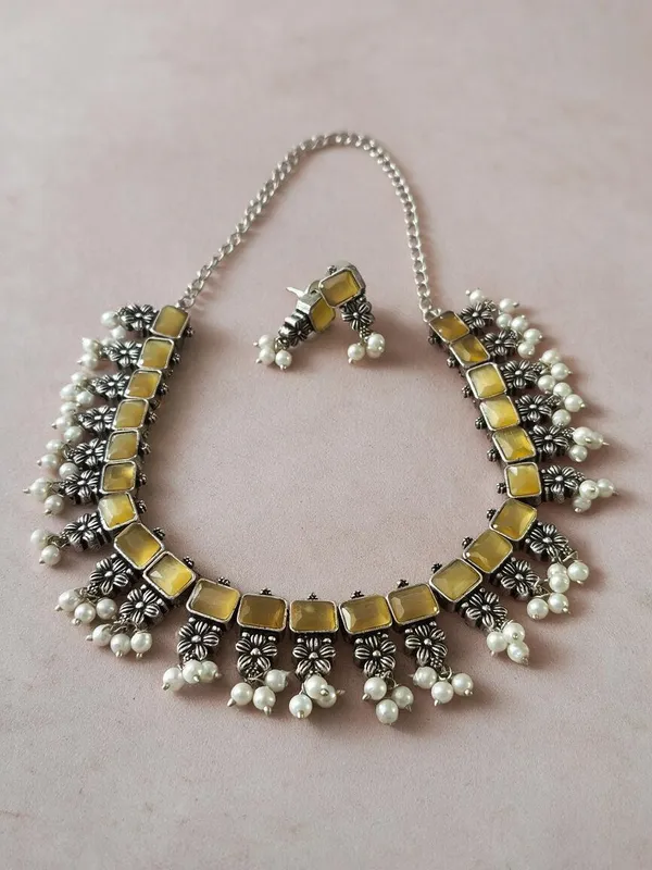 Silver_Yellow_Stone_Floral_Traditional_Necklace_Set_For_Women