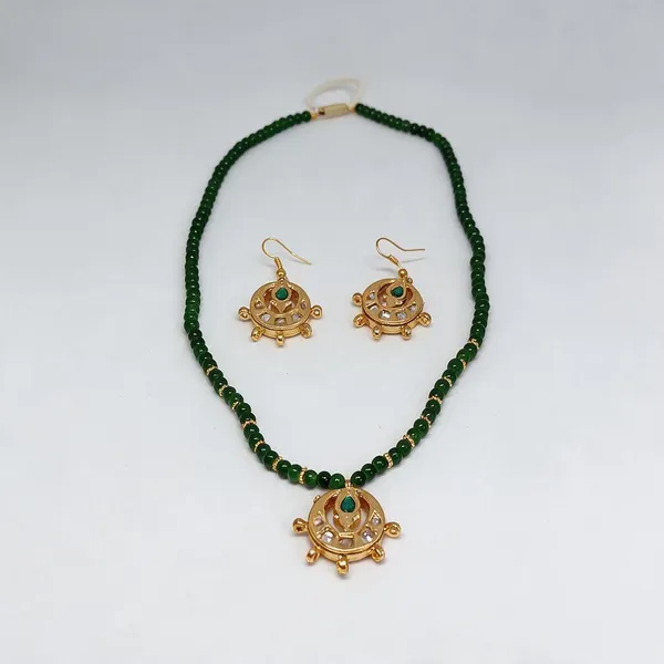 Green_Beaded_Gold_Tone_Traditional_Jewellery_Set_For_Women