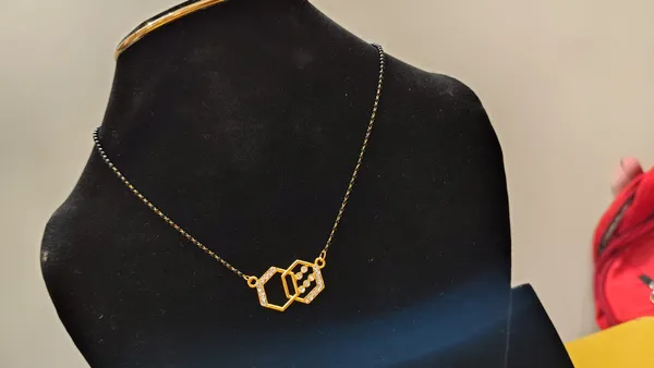 Gold-Tone_Geometric_Pendant_Necklace_for_Women