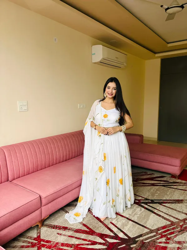 Lightweight_White_Painted_Floral_Organza_Lehenga_Choli_Set_With_matching_Dupatta