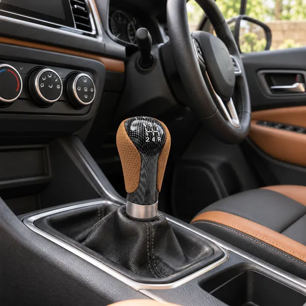 Universal_5-Speed_Manual_Gear_Shift_Knob,_Tan_Leather_and_Carbon_Look_Finish