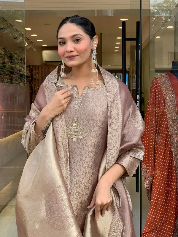 Elegant_Embroidered_Festive_Kurta_Set_with_Dupatta