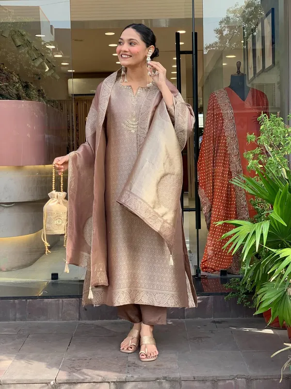Elegant_Embroidered_Festive_Kurta_Set_with_Dupatta