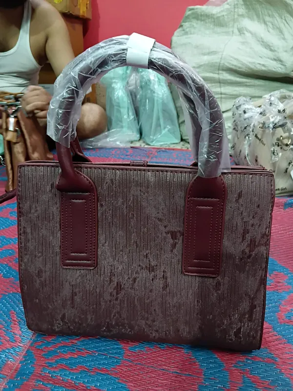 Maroon_Textured_Structured_Handbag_for_Women