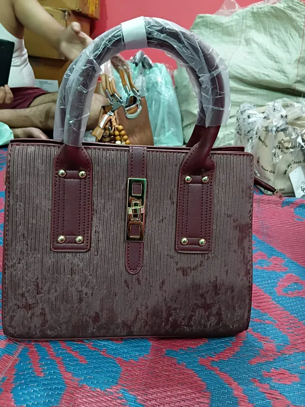 Maroon_Textured_Structured_Handbag_for_Women