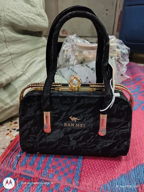 Black_Textured_Structured_Handbag_for_Women