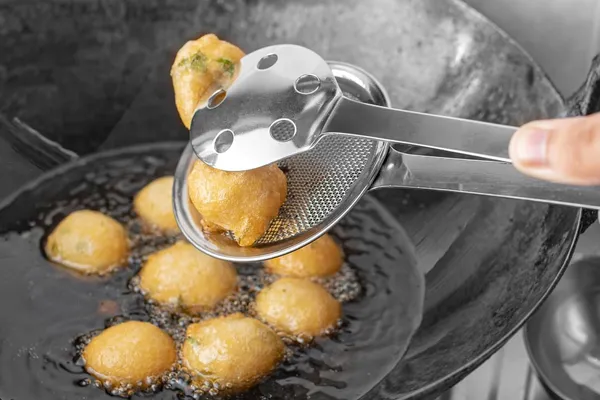 Silver_Stainless_Steel_Serving_Tong_And_Oil_Skimmer_Fryer_Spoon_Set