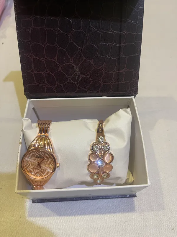 Rose_Gold_Stainless_Steel_Analog_Watch_And_Bracelet_Set_For_Women