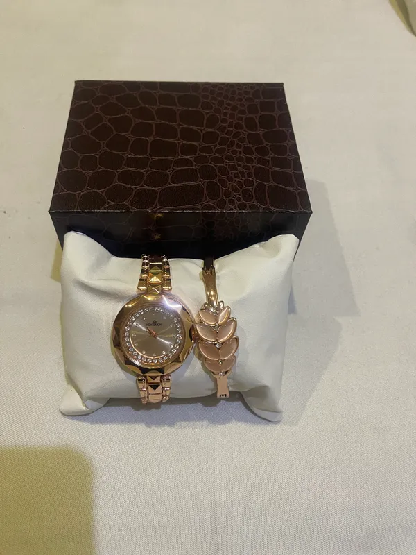 Gold_Stainless_Steel_Analog_Watch_And_Bracelet_Set_For_Women
