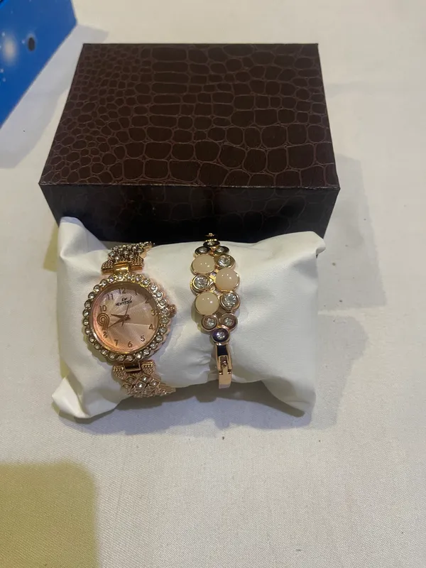Gold_Stainless_Steel_Analog_Watch_And_Bracelet_Set_For_Women