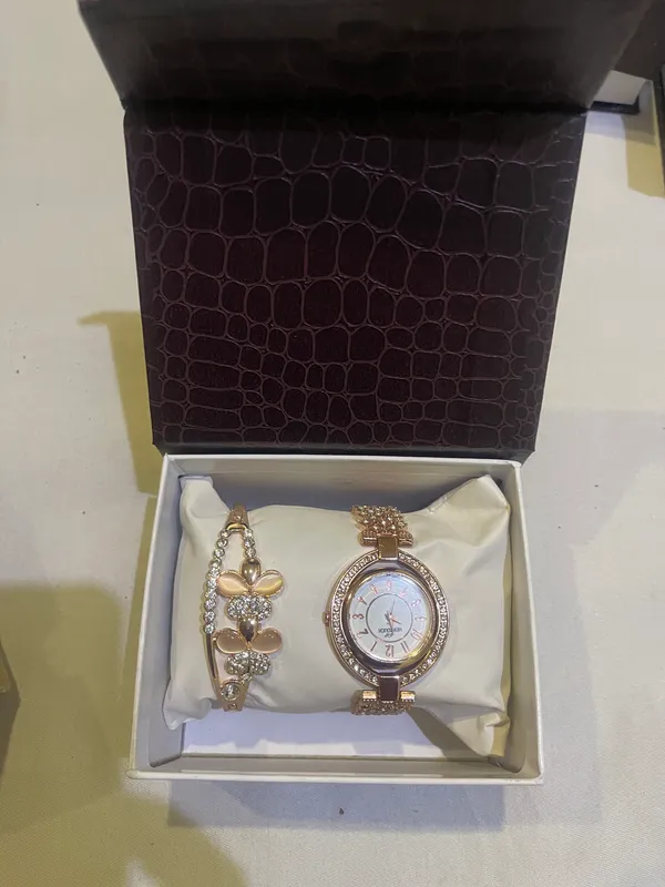Rose_Gold_Stainless_Steel_Analog_Watch_And_Bracelet_Set_For_Women