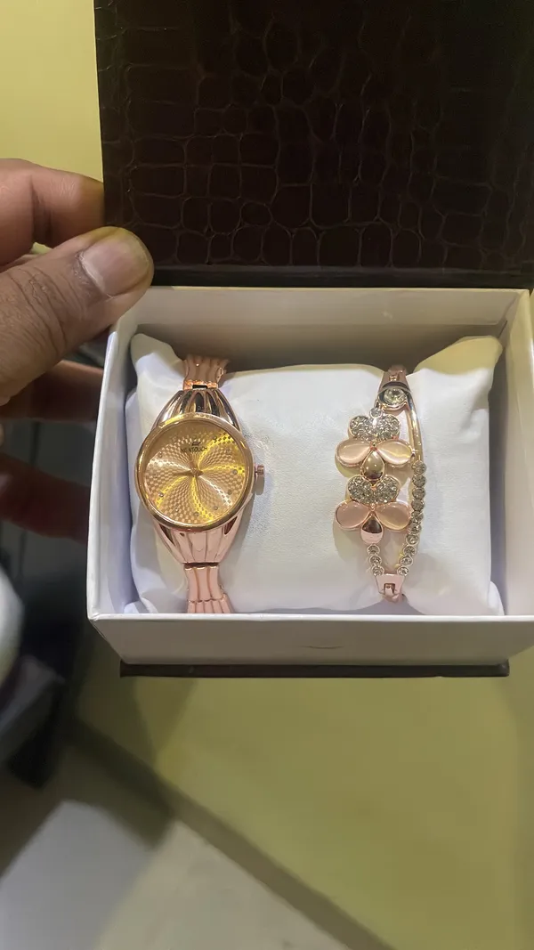 Rose_Gold_Stainless_Steel_Analog_Watch_And_Bracelet_Set_For_Women