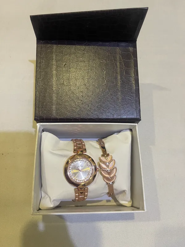 Rose_Gold_Stainless_Steel_Leaf_Motif_Watch_And_Bracelet_Set_For_Women