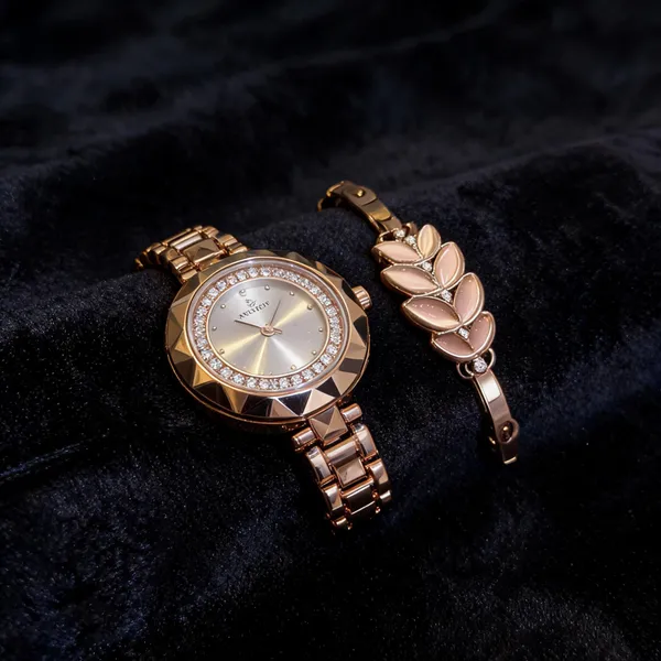 Rose_Gold_Stainless_Steel_Leaf_Motif_Watch_And_Bracelet_Set_For_Women