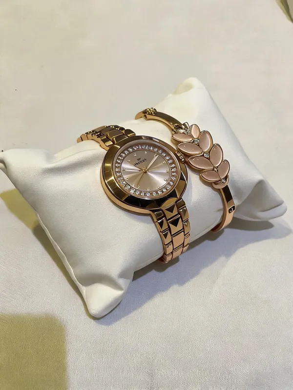 Gold_Stainless_Steel_Analog_Watch_And_Bracelet_Set_For_Women