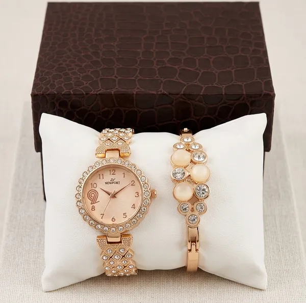 Gold_Stainless_Steel_Analog_Watch_And_Bracelet_Set_For_Women