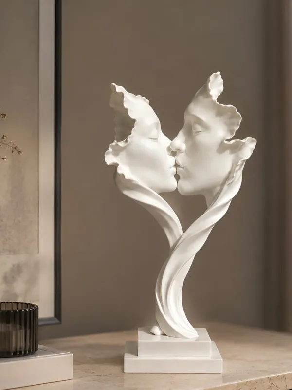 White_Romantic_Couple_Decorative_Sculpture