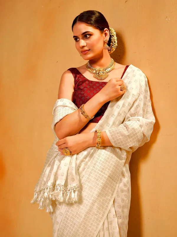 Cream_Woven_Geometric_Tassel_Saree_For_Women