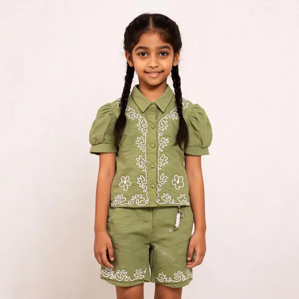 Green_Cotton_Embroidered_Shirt_And_Shorts_Set_For_Girls