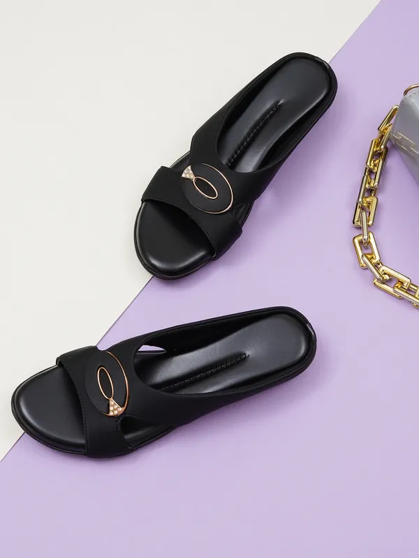 Black_Flat_Open_Toe_Sandals