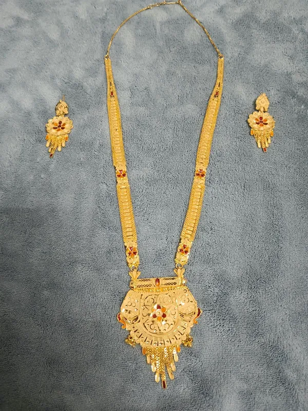 Gold_Brass_Floral_Red_Accent_Traditional_Necklace_And_Earrings_Set_For_Women