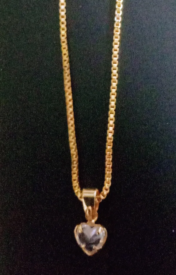 Gold-Tone_Delicate_Chain_Necklace_With_Small_Heart_Pendant_for_Women
