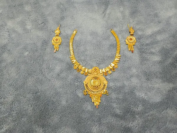 Gold_Brass_Round_Pendant_Beaded_Traditional_Necklace_Set_For_Women