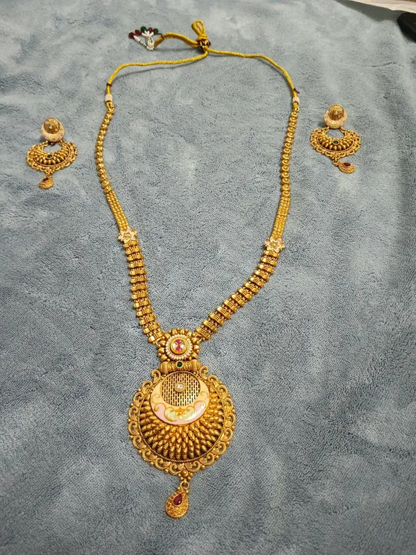 Gold_Brass_Traditional_Necklace_Set_For_Women