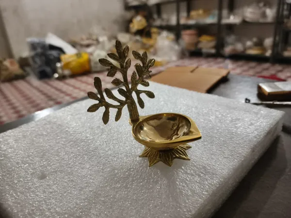 Brass_Decorative_Tree_Motif_Diya_Oil_Lamp