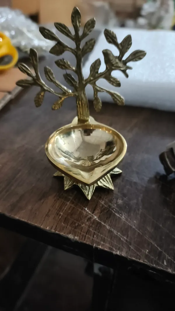 Brass_Decorative_Tree_Motif_Diya_Oil_Lamp