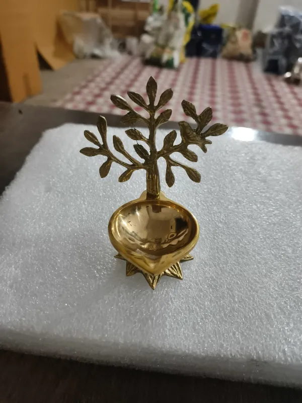 Brass_Decorative_Tree_Motif_Diya_Oil_Lamp