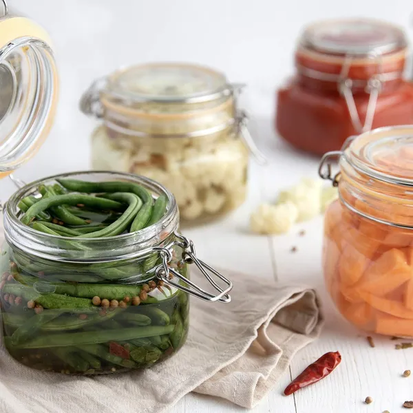 Wide_Mouth_Glass_Preserving_Jar_With_Clip_Top_Lid