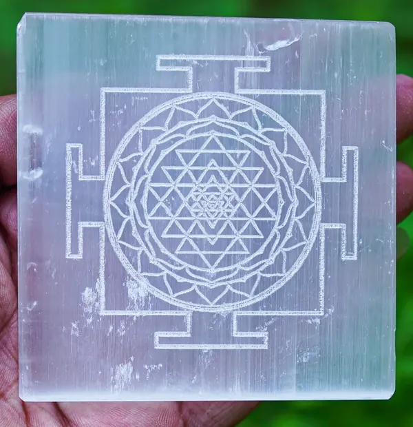 Shreeyantra_Selenite_Plate_-_Charging_Plate._Promote_spiritual_awakening_and_harmony_with_the_Shreeyantra_Selenite_Plate,_perfect_for_sacred_spaces._(3_inch)