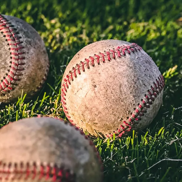 White_Synthetic_Leather_And_Rubber_Core_Baseball_For_Baseball_Practice,_Sports_Training