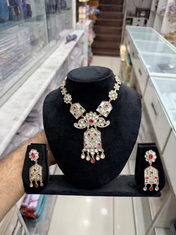 Gold_Metal_Alloy_Floral_Geometric_Traditional_Necklace_Set_For_Women