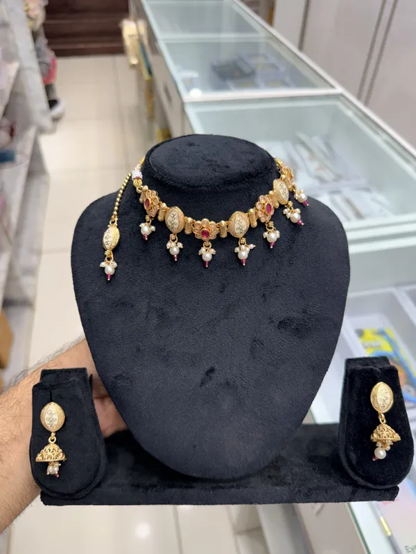 Gold_Metal_Alloy_Floral_Pearl_Drop_Statement_Necklace_Set_For_Women