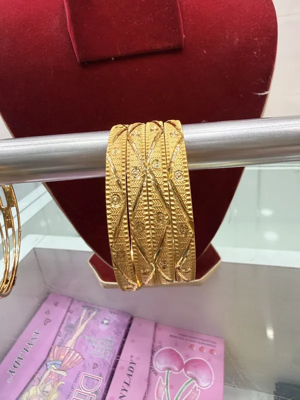 Gold_Metal_Alloy_Diagonal_Textured_Motif_Bangle_Set_For_Women