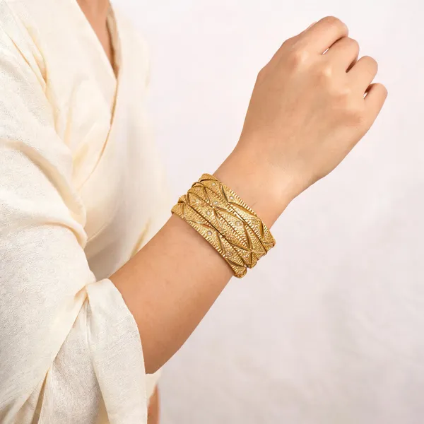Gold_Metal_Alloy_Diagonal_Textured_Motif_Bangle_Set_For_Women