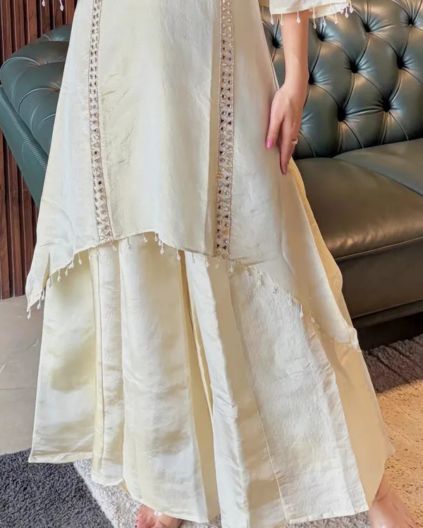 Ivory_Layared_Ido_Western