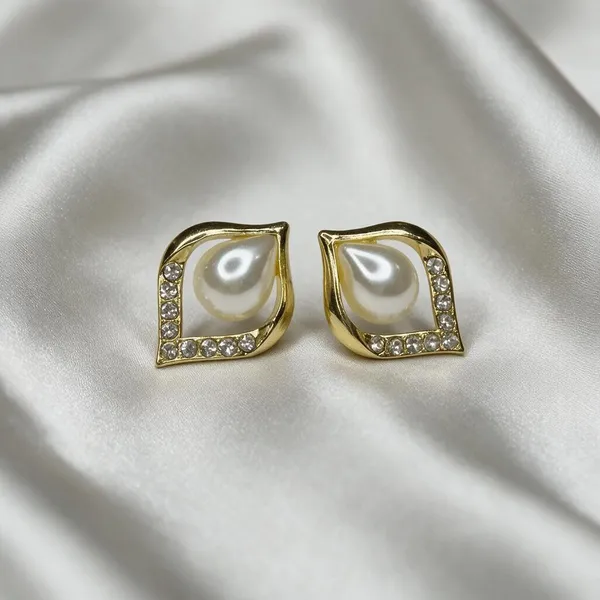 Gold_Tone_Pearl_Stud_Earrings_for_Women